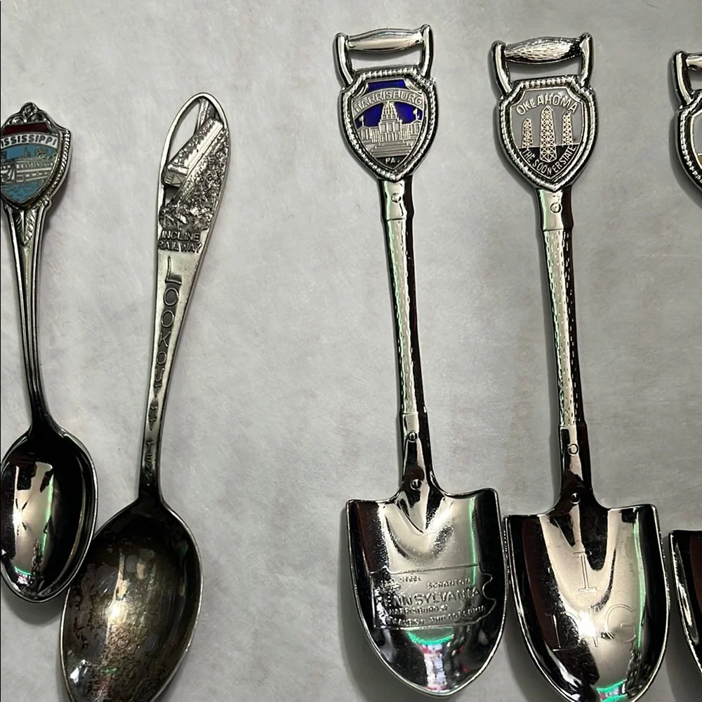 Vintage Collectible Souvenir Spoons Set - Picture 3 of 4